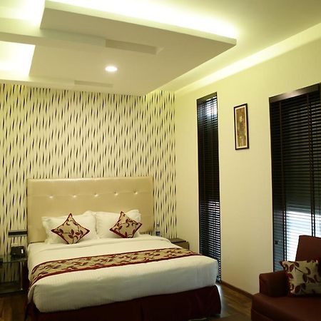 The Spin Hotel Madras Buitenkant foto