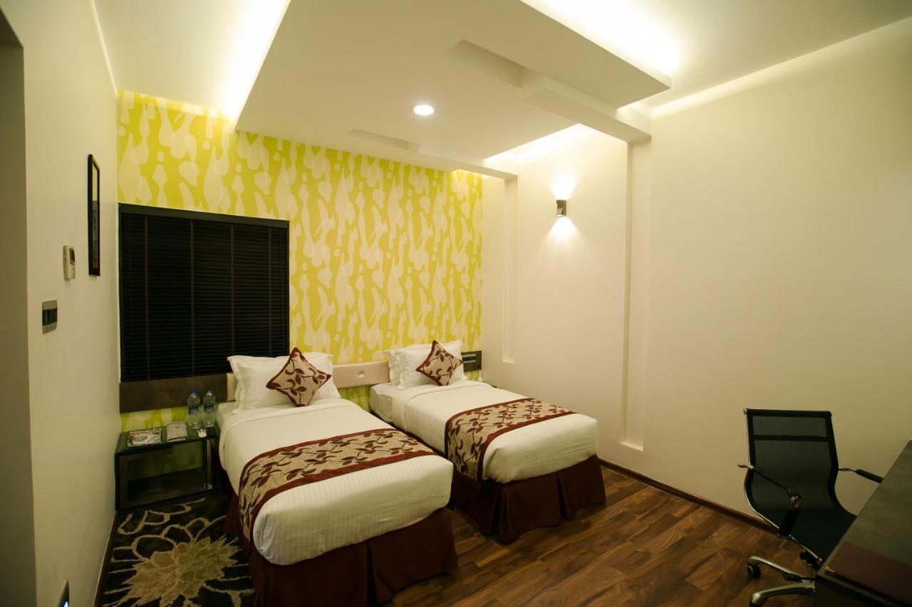 The Spin Hotel Madras Buitenkant foto