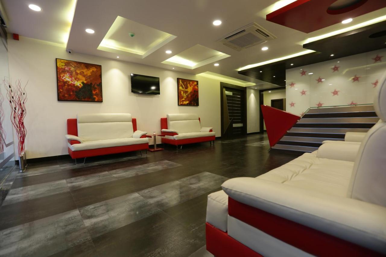 The Spin Hotel Madras Buitenkant foto