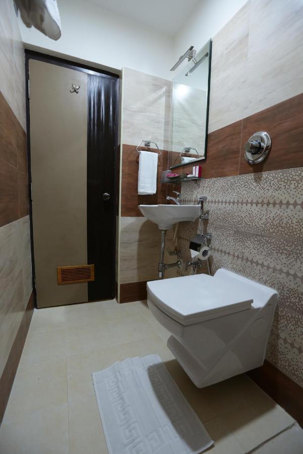 The Spin Hotel Madras Buitenkant foto