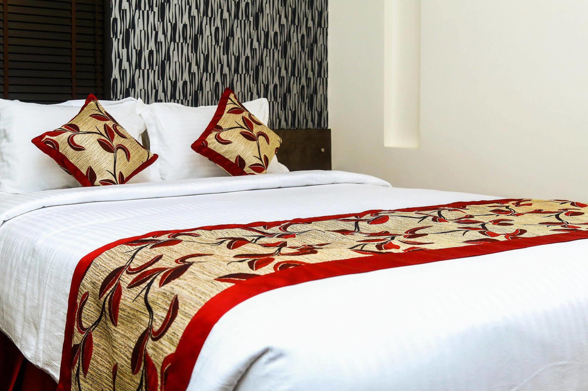The Spin Hotel Madras Buitenkant foto