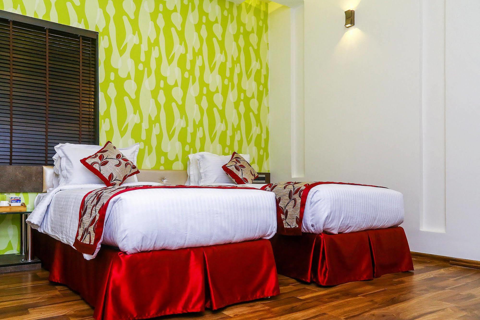 The Spin Hotel Madras Buitenkant foto