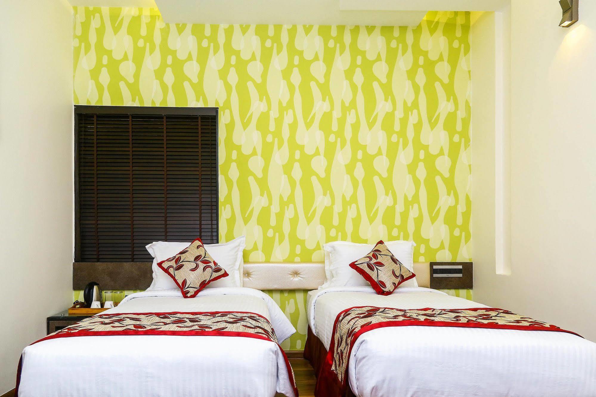 The Spin Hotel Madras Buitenkant foto