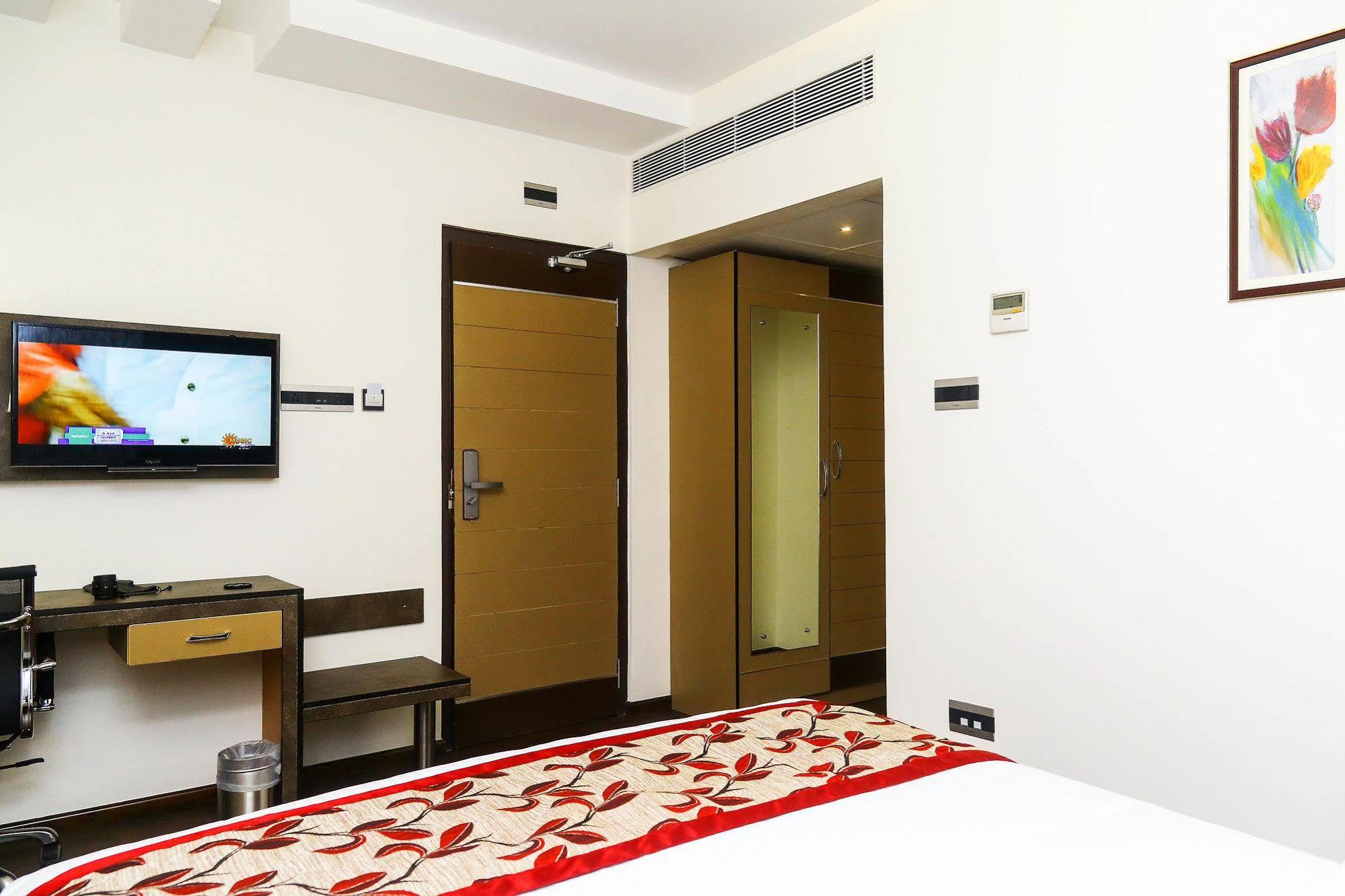 The Spin Hotel Madras Buitenkant foto