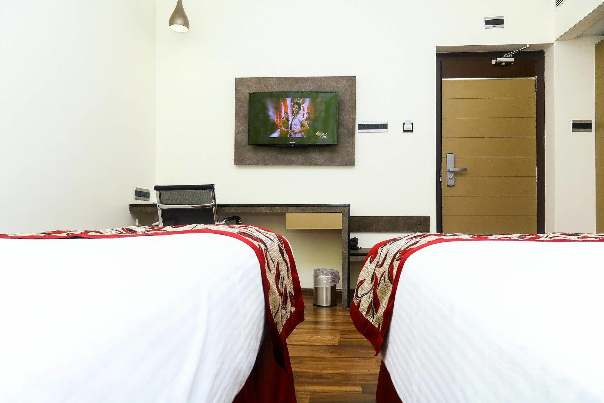 The Spin Hotel Madras Buitenkant foto