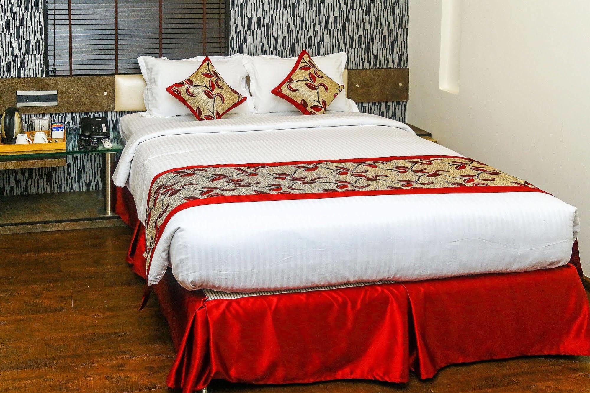 The Spin Hotel Madras Buitenkant foto