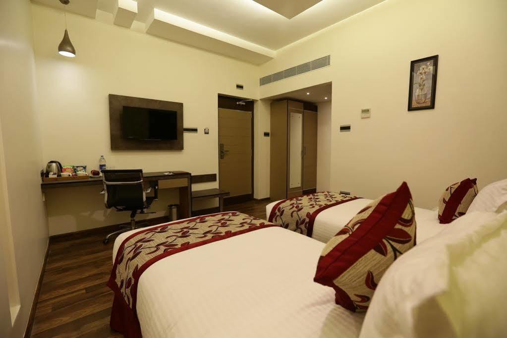 The Spin Hotel Madras Buitenkant foto